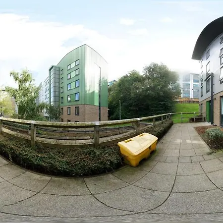 For Students Only - Comfy And Spacious Ensuites At The Village In Apartment Bradford (West Yorkshire)
